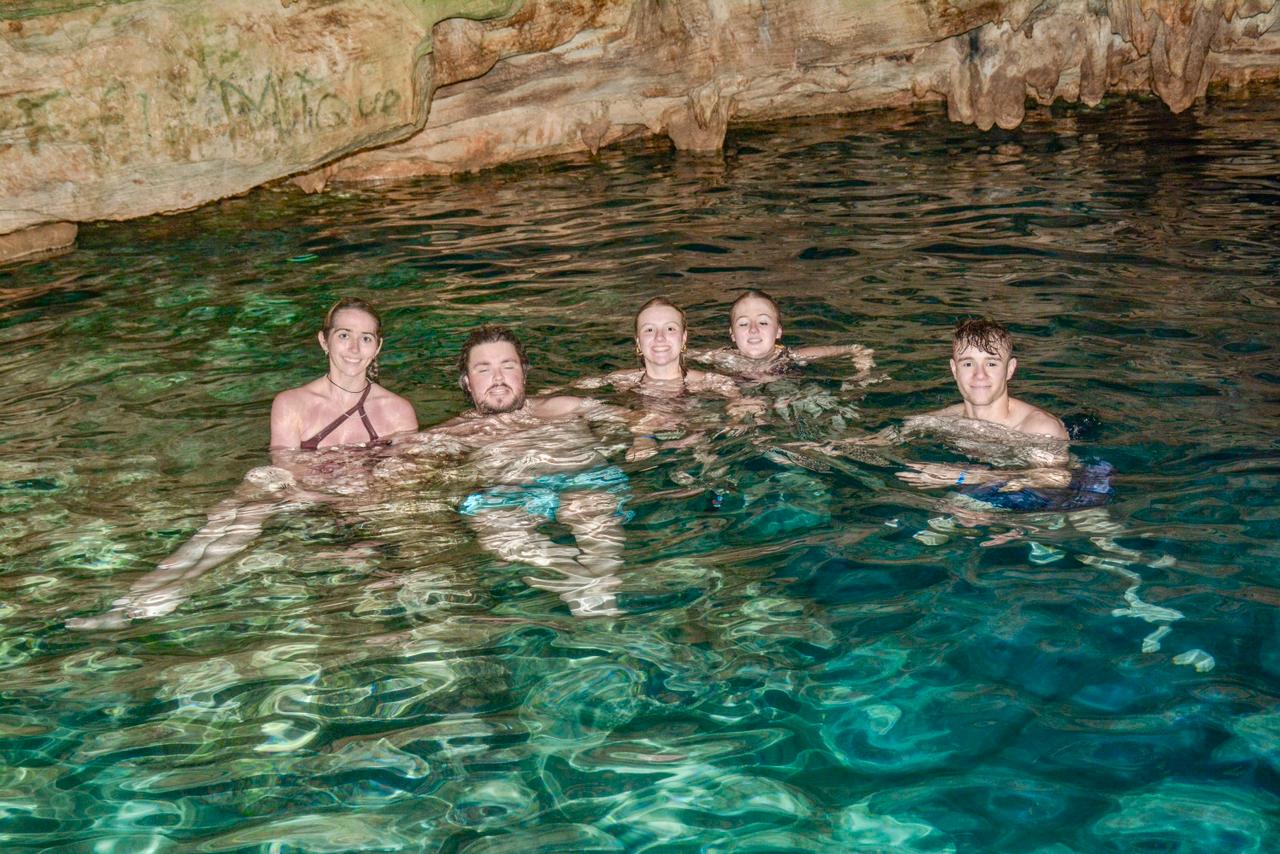 personas disfrutanto las aguas de Hoyo Azul, Cap Cana