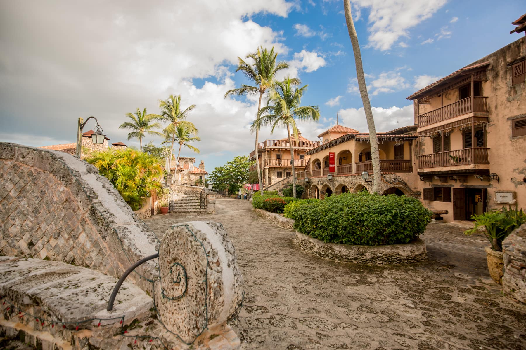 Calles y edificios de Altos de Chavón